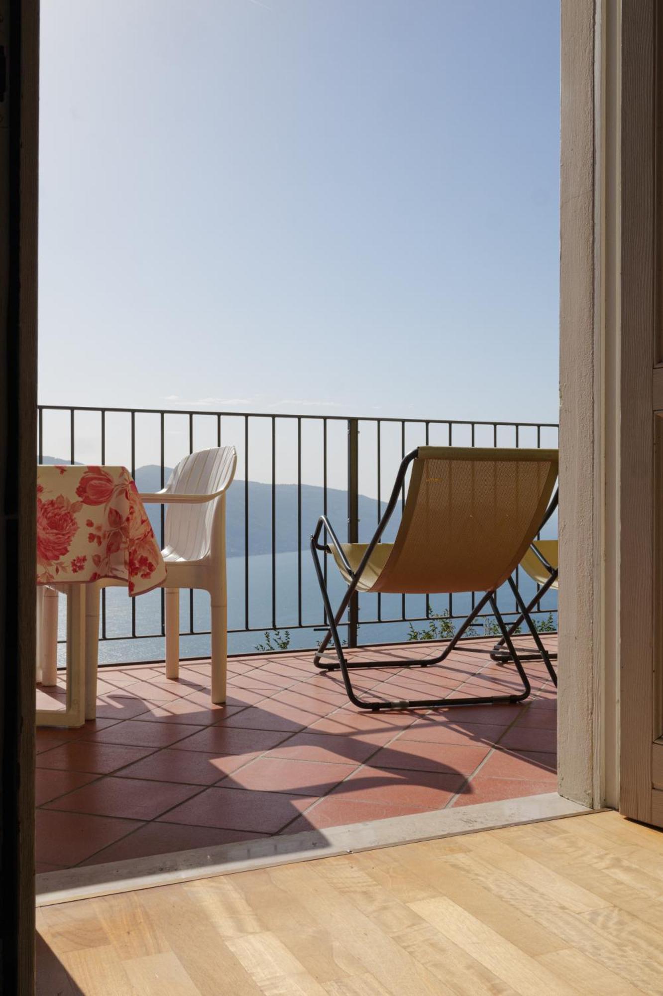 Casa Navla' Appartamenti "Ulivi"- "Fiori" -"Velieri"-"Luna"-"Nido"-"Taverna" Tignale Extérieur photo